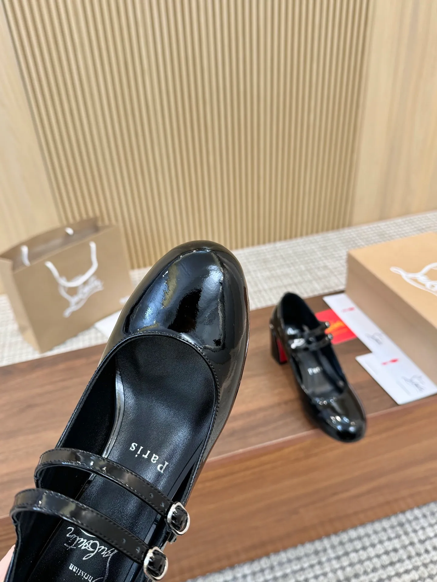 👟👟Ex-factory price 660👟👟 Christian Louboutin CL👠 "Patent Leather Series" Noble and luxurious, real blingbling✨ Real materials, all customized by the pattern maker, and the materials are made of original customized materials to achieve the taste of the original. 6 color options💍Upper: imported 👉cow patent leather💪 Inner: sheepskin feet/lining Size: 34-40.41.42 Heel height: 6.5cm Genuine leather sole